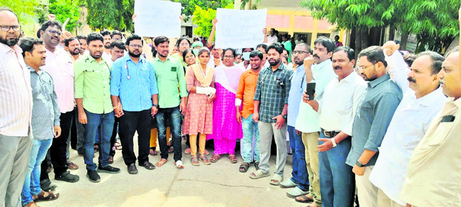 ఎమ్మెల్యే, ఎంపీపై తిరుగు‘బావుటా’ 1