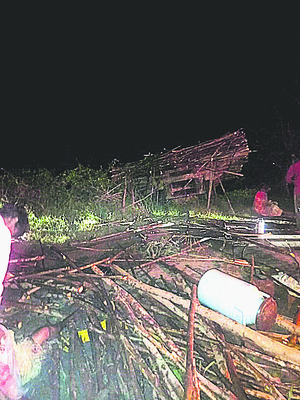 ఆగి ఉన్న ట్రాక్టర్ను ఢీకొట్టిన లారీ 1