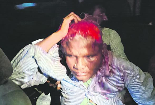 ఆగి ఉన్న ట్రాక్టర్ను ఢీకొట్టిన లారీ 2