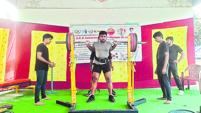 బరువులెత్తారు...పతకాలు పట్టారు1