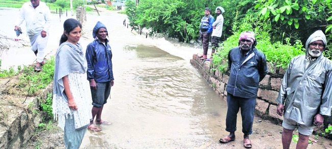 అలుగు పారుతున్న రాళ్లవాగు
1
