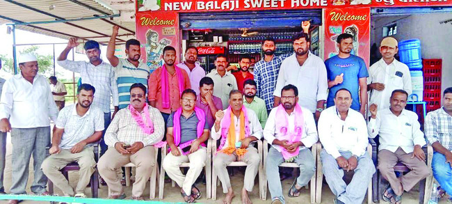 వరద ప్రాంతాలను పరిశీలించిన నాయకులు 3
