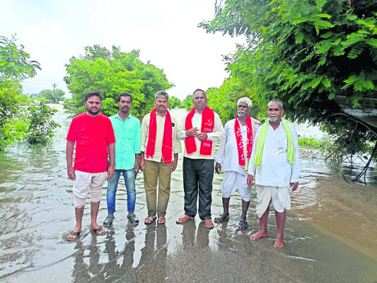 వరద ప్రాంతాలను పరిశీలించిన నాయకులు 4