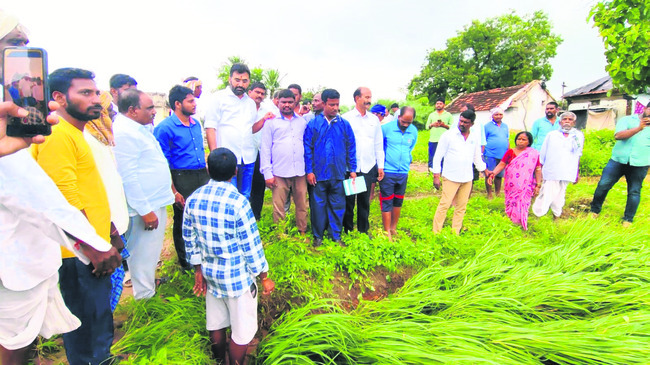 వరద ప్రాంతాలను పరిశీలించిన నాయకులు 1