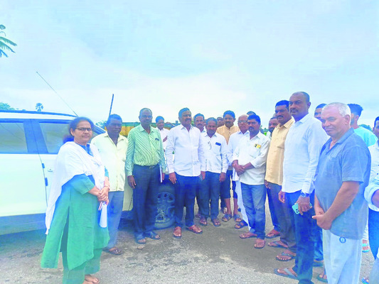 వరద ప్రాంతాలను పరిశీలించిన నాయకులు 2