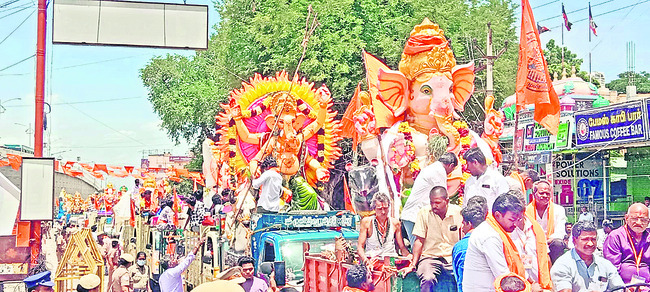 బందోబస్తు నడుమ వినాయక నిమజ్జన ఊరేగింపు1