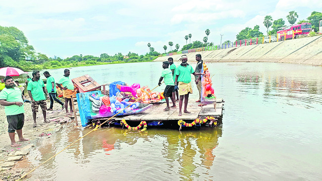 బందోబస్తు నడుమ వినాయక నిమజ్జన ఊరేగింపు2