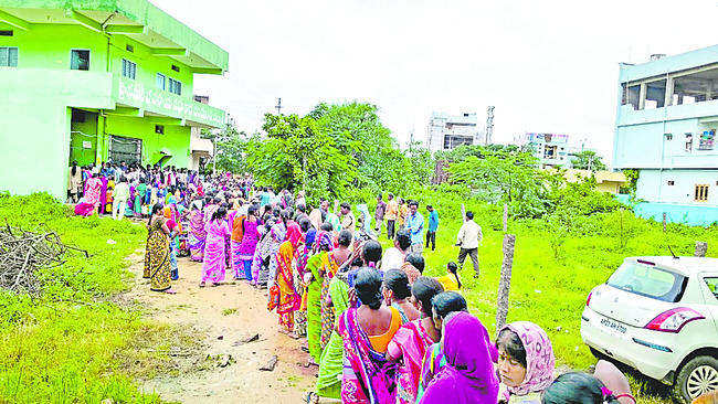 రోజంతా బారులు.. తప్పని నిరసనలు2