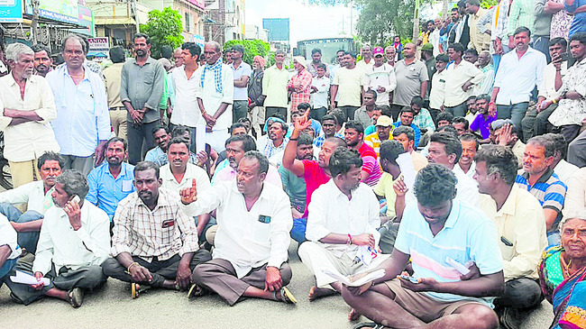 రోజంతా బారులు.. తప్పని నిరసనలు1