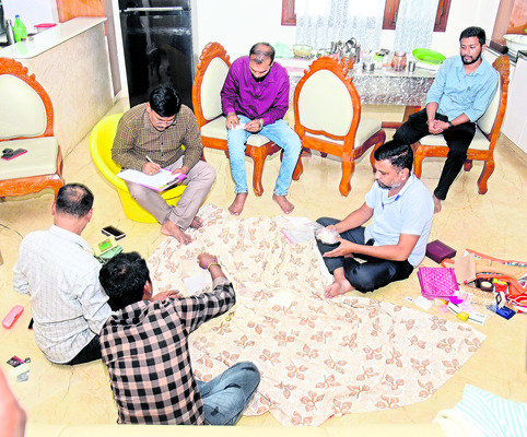 ACB officials are counting the gold and assets at the house of Tehsildar Nageshwar Rao1