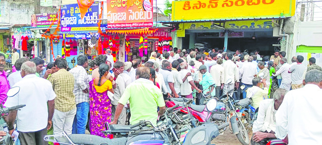 రోజంతా బారులు.. తప్పని నిరసనలు3