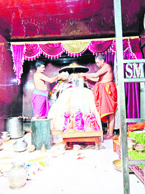 స్వర్ణకవచధారణలో రామయ్య1