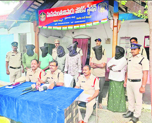 గుప్తనిధుల తవ్వకాల కేసులో ఆరుగురికి సంకెళ్లు 1