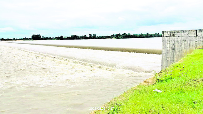 ఉధృతంగా ప్రవహిస్తున్న మానేరు
1