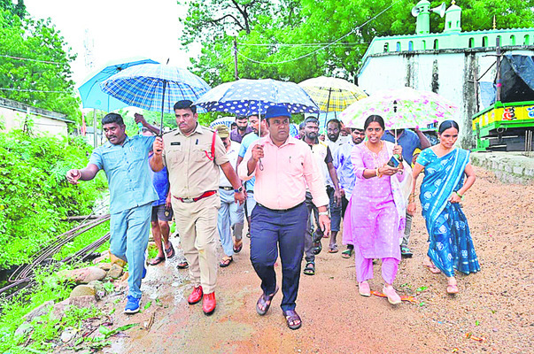ముంపు ప్రాంతాల్లో సహాయక చర్యలు
2