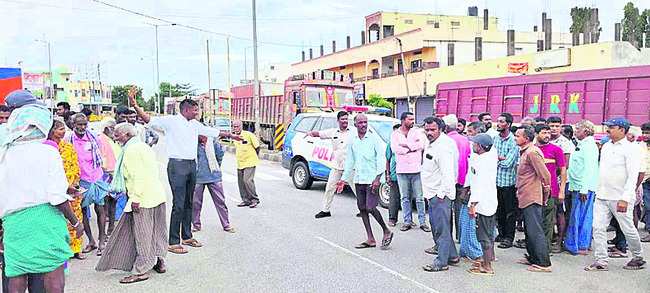 పడిగాపులు.. ఆందోళనలు2