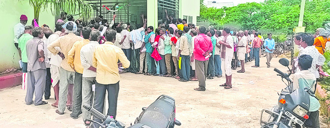 ముంపు ప్రాంతాల్లో సహాయక చర్యలు
1