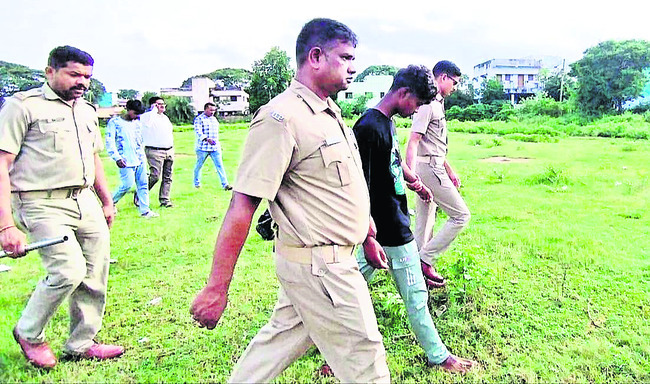 హత్య కేసులో పోలీసుల సీన్‌ రీ క్రియేషన్‌1