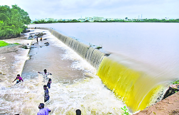 12 గంటలకుపైగా జలదిగ్బంధంలో సిద్దిపేట 1