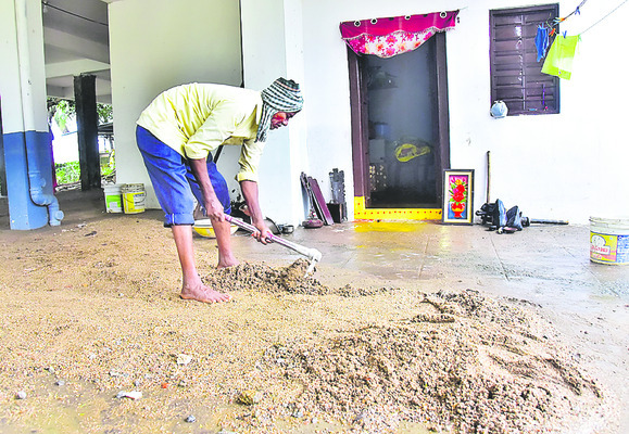 12 గంటలకుపైగా జలదిగ్బంధంలో సిద్దిపేట 2