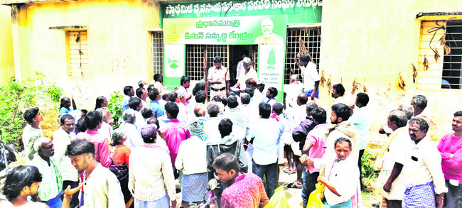 అన్నదాతల అవస్థలు 2