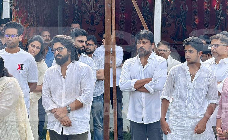 Allu Aravind Mother Kanakaratnam Funeral Photos4