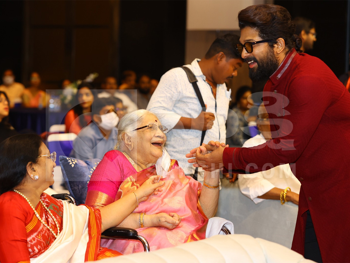 Allu Kanakaratnam Rare Photos With Chiranjeevi And Allu Arjun11