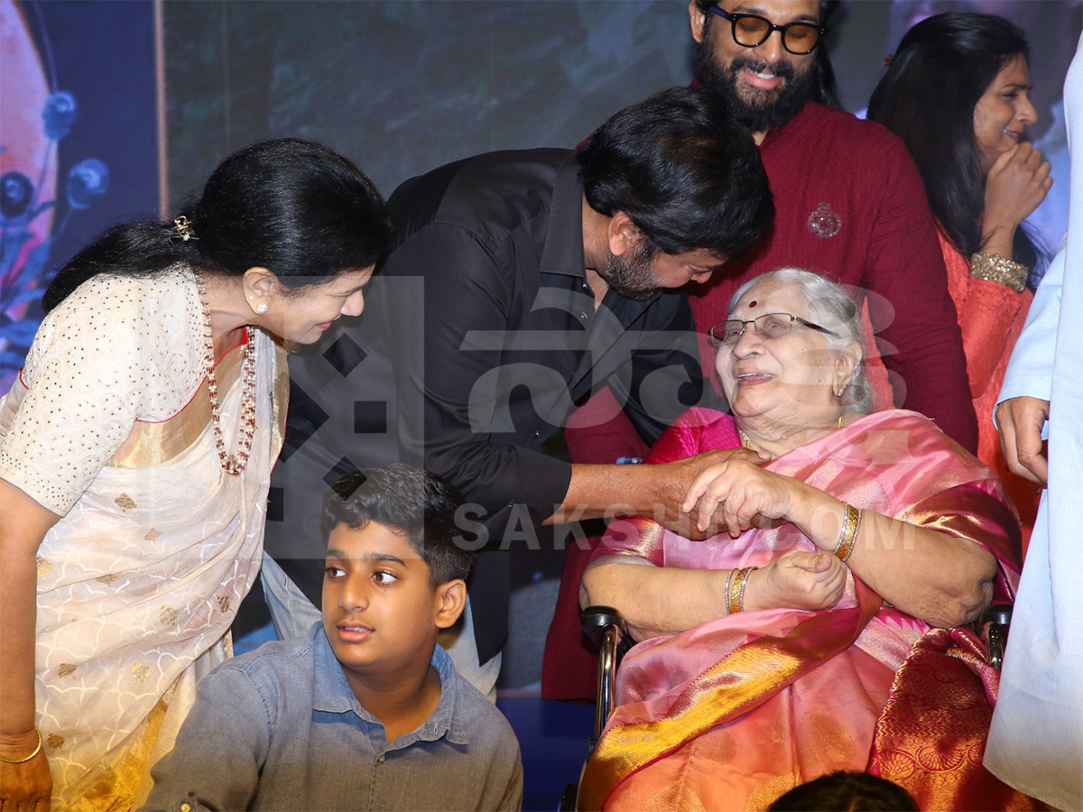 Allu Kanakaratnam Rare Photos With Chiranjeevi And Allu Arjun14