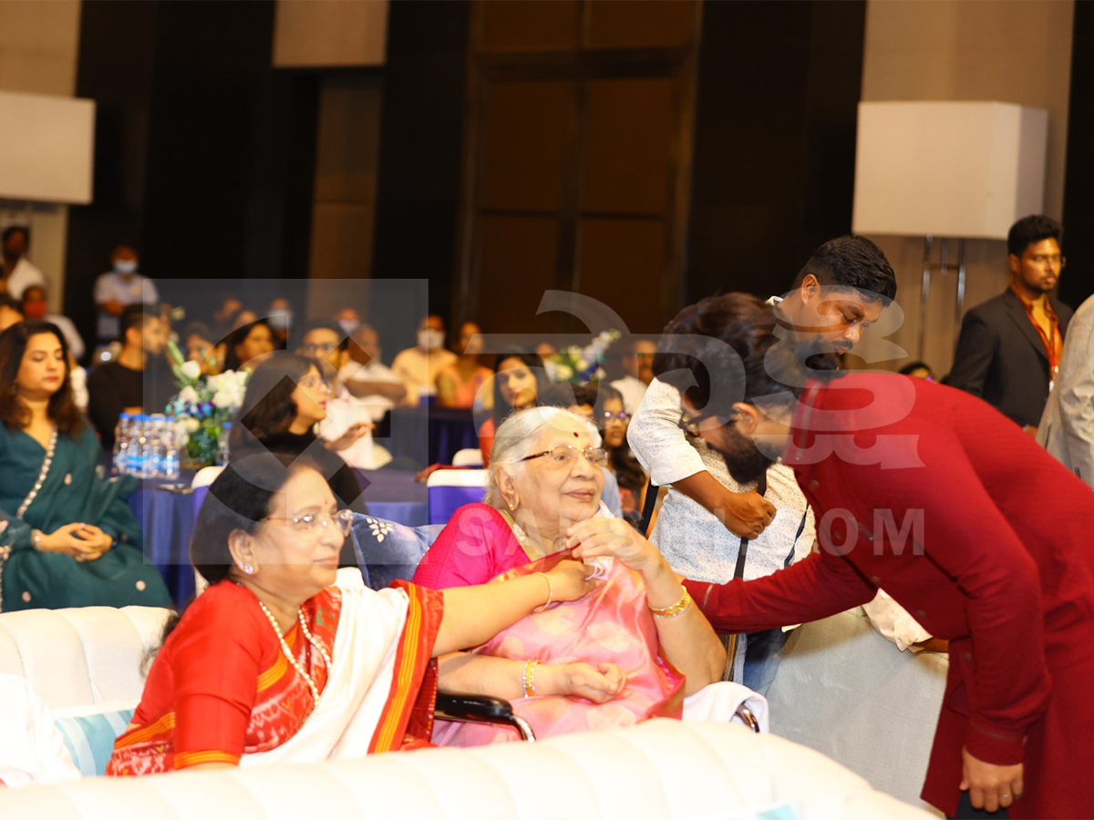 Allu Kanakaratnam Rare Photos With Chiranjeevi And Allu Arjun16