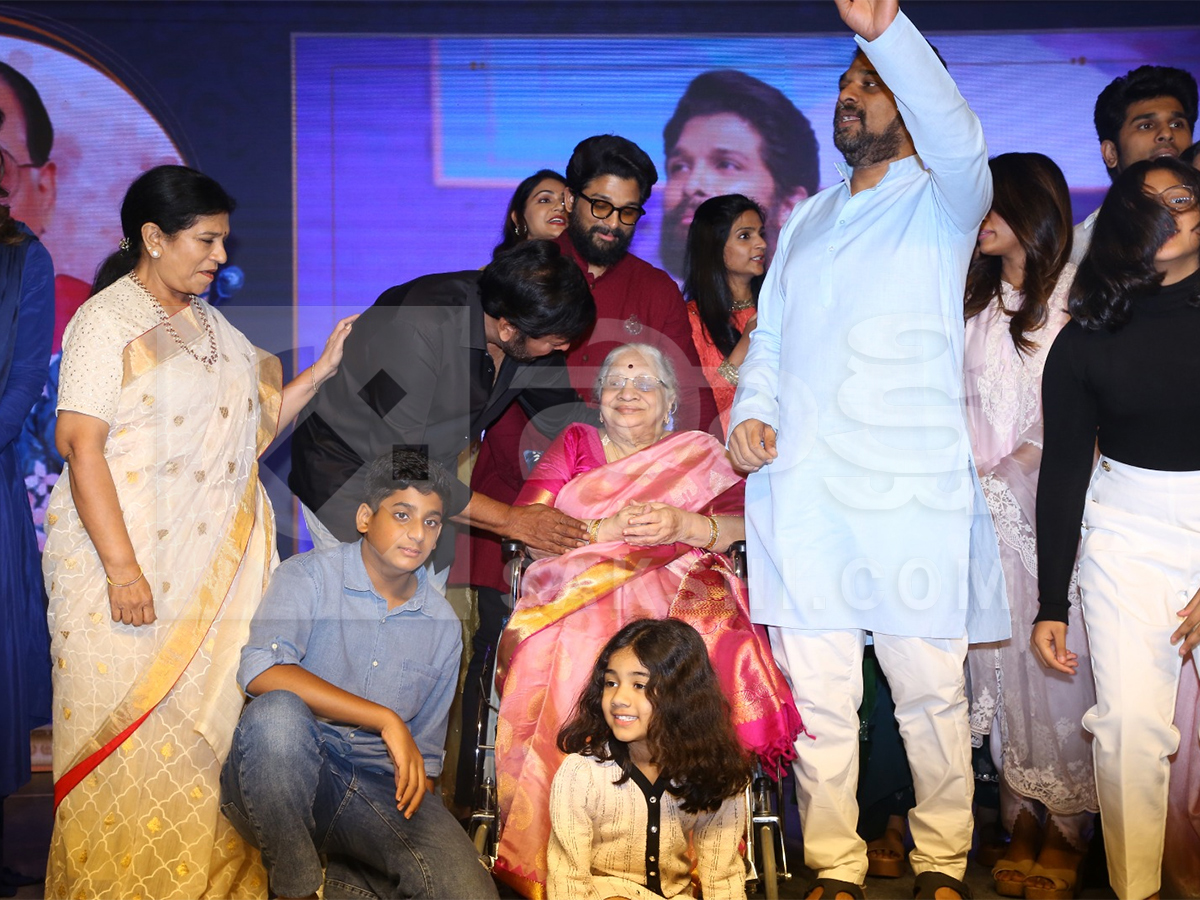 Allu Kanakaratnam Rare Photos With Chiranjeevi And Allu Arjun4