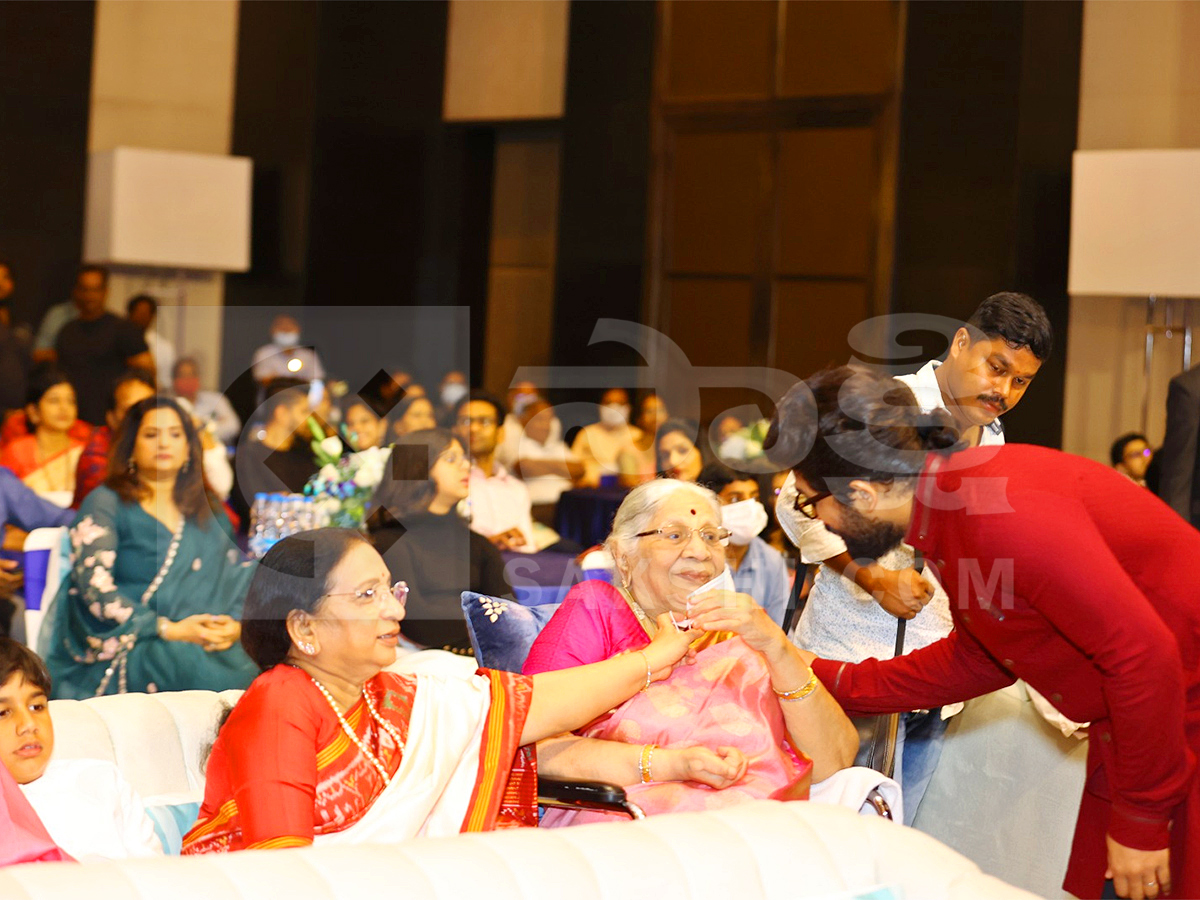 Allu Kanakaratnam Rare Photos With Chiranjeevi And Allu Arjun5