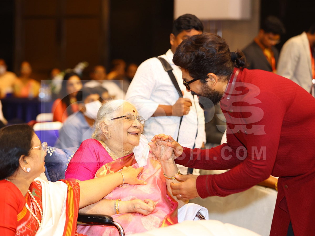 Allu Kanakaratnam Rare Photos With Chiranjeevi And Allu Arjun6