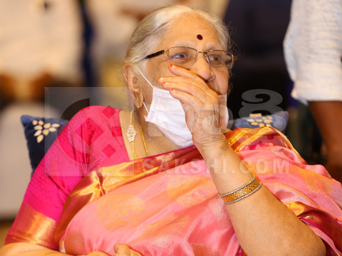Allu Kanakaratnam Rare Photos With Chiranjeevi And Allu Arjun7