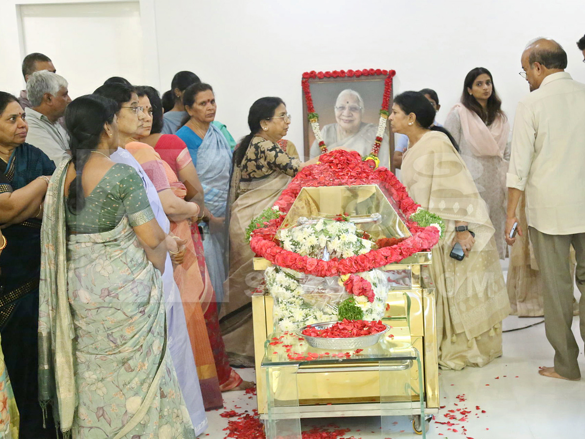 Celebrities Pay Tribute To Allu Aravind Mother Kanakaratnam Photos2