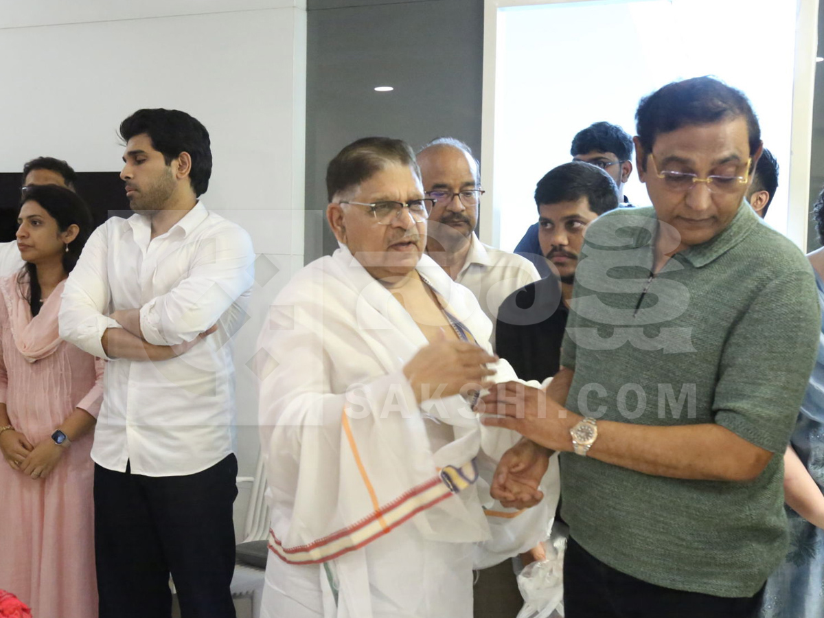 Celebrities Pay Tribute To Allu Aravind Mother Kanakaratnam Photos10
