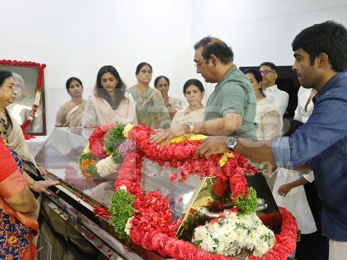Celebrities Pay Tribute To Allu Aravind Mother Kanakaratnam Photos11