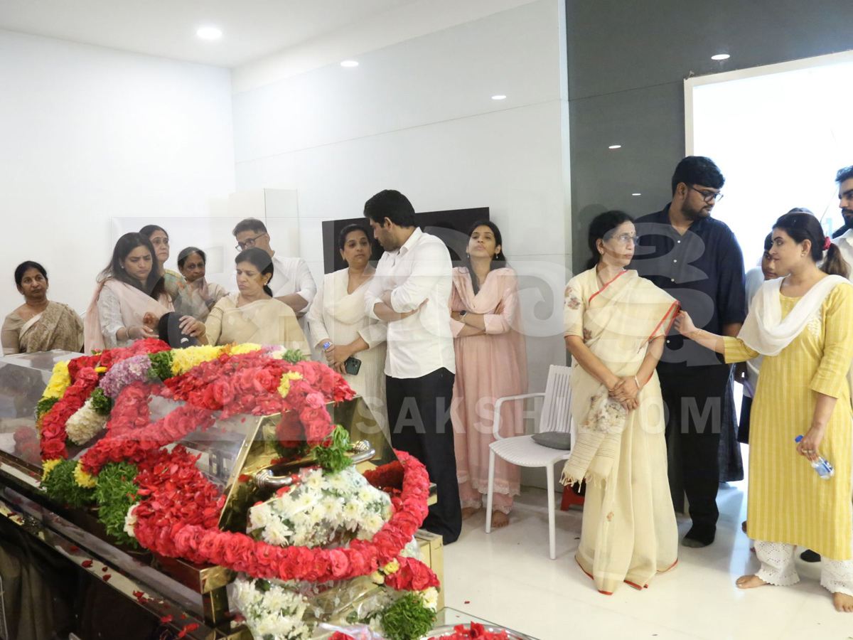 Celebrities Pay Tribute To Allu Aravind Mother Kanakaratnam Photos12