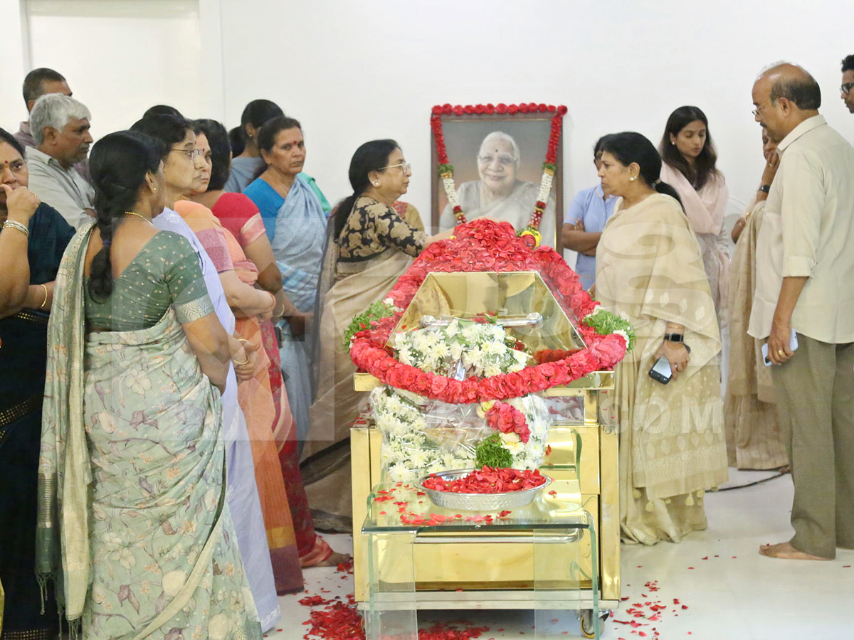 Celebrities Pay Tribute To Allu Aravind Mother Kanakaratnam Photos3
