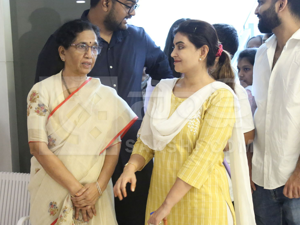 Celebrities Pay Tribute To Allu Aravind Mother Kanakaratnam Photos13