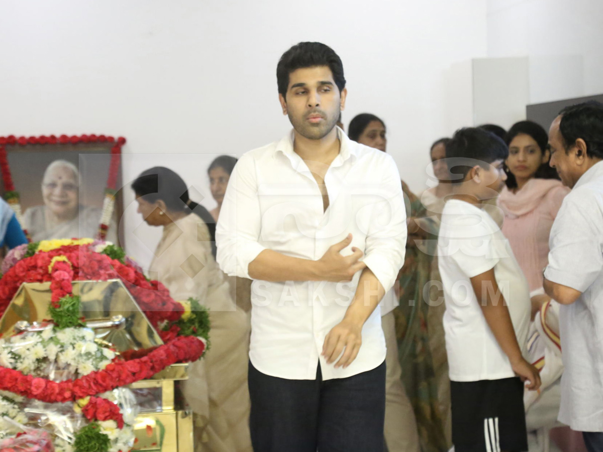 Celebrities Pay Tribute To Allu Aravind Mother Kanakaratnam Photos15