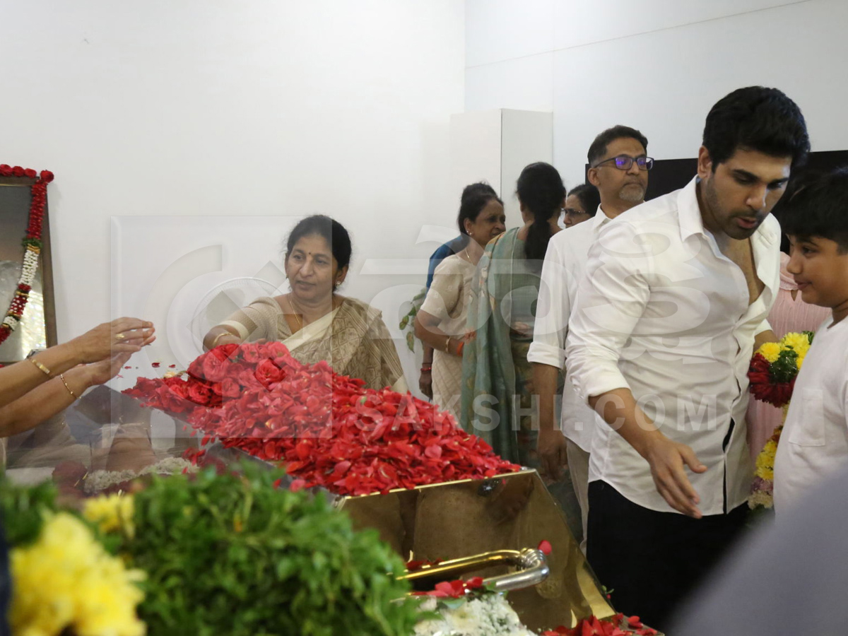 Celebrities Pay Tribute To Allu Aravind Mother Kanakaratnam Photos17