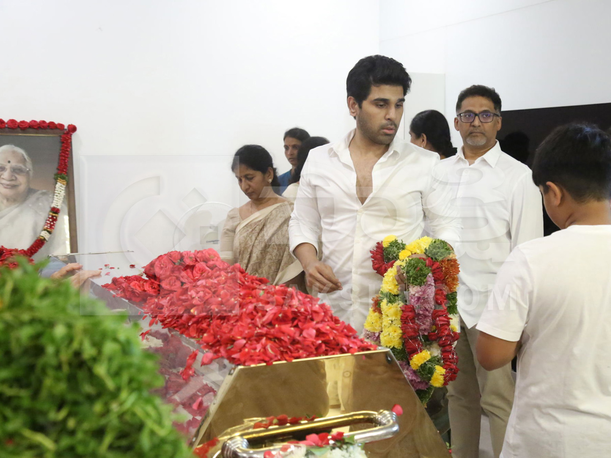 Celebrities Pay Tribute To Allu Aravind Mother Kanakaratnam Photos18