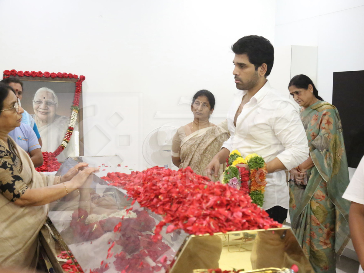 Celebrities Pay Tribute To Allu Aravind Mother Kanakaratnam Photos19