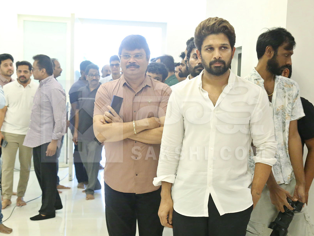 Celebrities Pay Tribute To Allu Aravind Mother Kanakaratnam Photos4