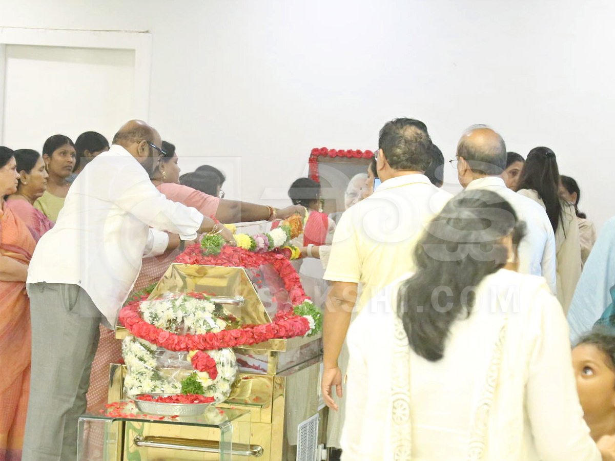 Celebrities Pay Tribute To Allu Aravind Mother Kanakaratnam Photos5