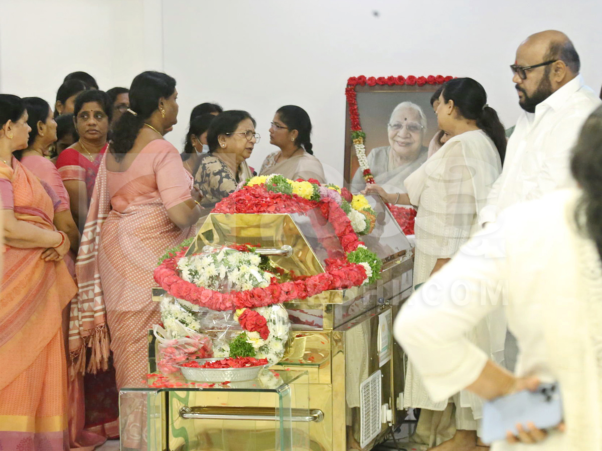 Celebrities Pay Tribute To Allu Aravind Mother Kanakaratnam Photos6