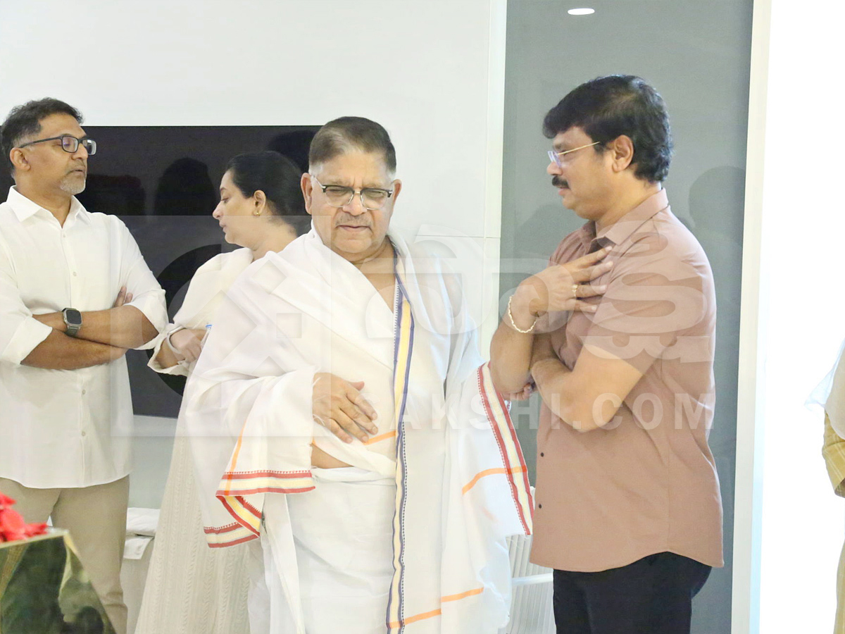 Celebrities Pay Tribute To Allu Aravind Mother Kanakaratnam Photos7