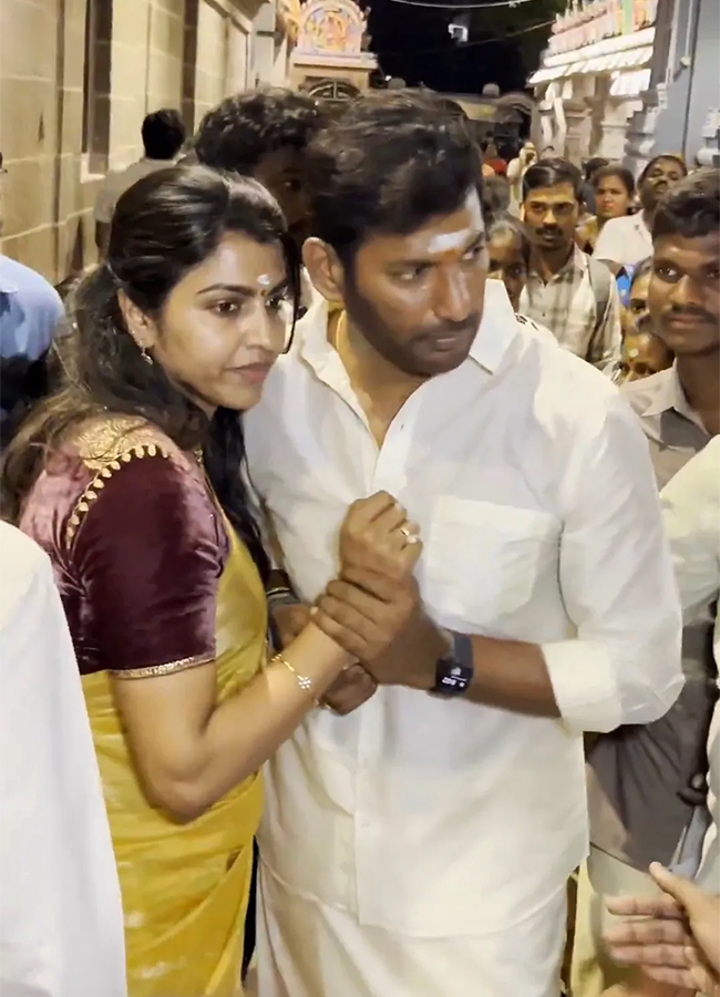 Vishal And Sai Dhanshika Get Engaged In After 15 Years Of Dating8