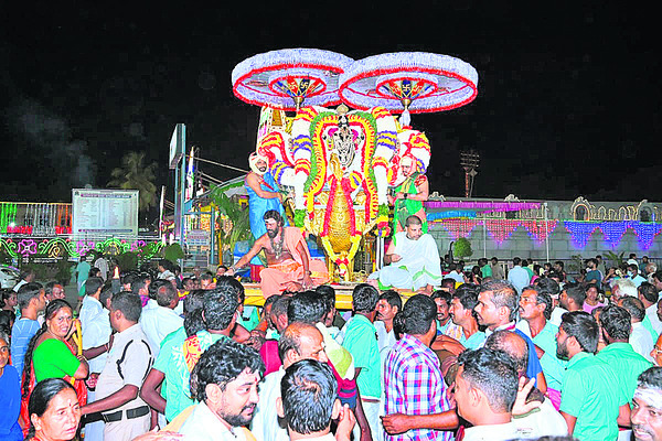 వక్రతుండ.. మహాకాయ
1