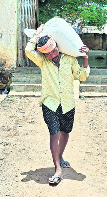 పేరుకే రేషన్‌ పంపిణీ..!2